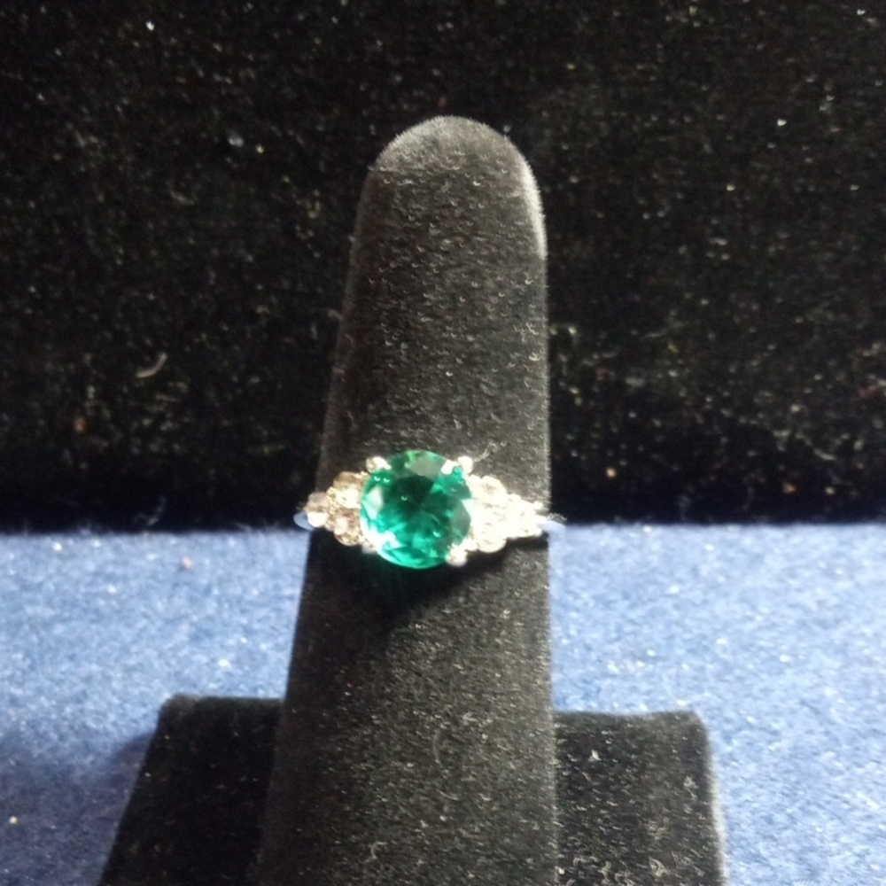 Elegant Silvertone and Green Gemstone Ring. Size 7